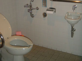 身障者用トイレ内　便器とペーパーカッターの画像　クリック・Enterで拡大