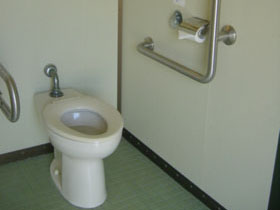 身障者用トイレ内　便器の画像　クリック・Enterで拡大