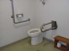 身障者用トイレ内　便器と手すりの画像　クリック・Enterで拡大