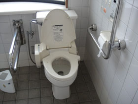 洋式トイレを正面から撮影した画像　クリック・Enterで拡大