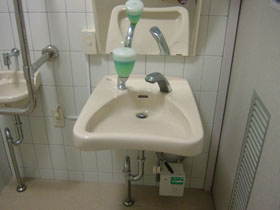 身障者用トイレ内 洗面台の画像　クリック・Enterで拡大