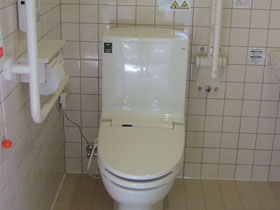身障者用トイレ内　便器の画像　クリック・Enterで拡大