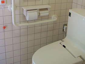 身障者用トイレ内　ペーパーカッターと手すりの画像　クリック・Enterで拡大