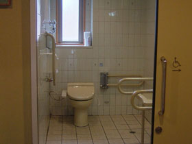 入口から見た多目的トイレ内の画像　クリック・Enterで拡大