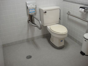 洋式トイレと空いているスペースを撮影した画像　クリック・Enterで拡大