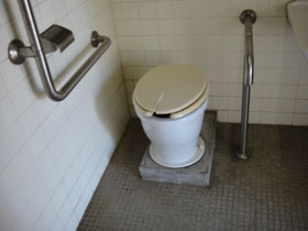 洋式トイレを正面から撮影した画像　クリック・Enterで拡大