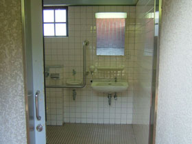入口から見た身障者用トイレ内部の画像　クリック・Enterで拡大