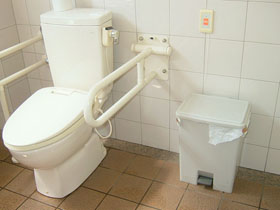身障者用トイレ内　便器とゴミ箱の画像　クリック・Enterで拡大