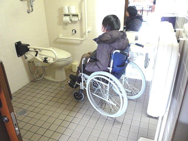 身障者トイレ内部の画像 クリック・Enterで拡大