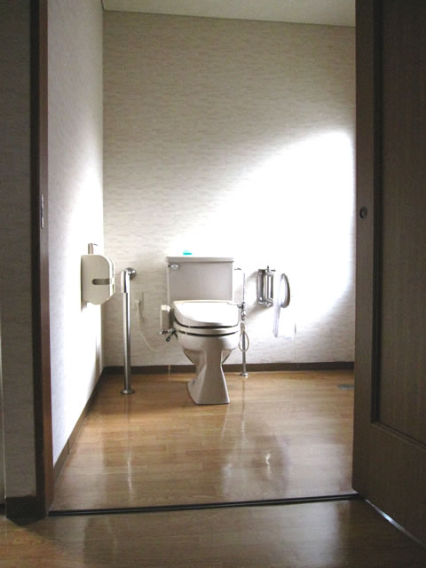バリアフリールームの多目的トイレ内部の画像　クリック・Enterで拡大