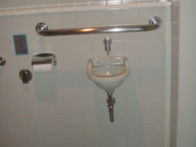 身障者用トイレ内　手洗いの画像　クリック・Enterで拡大