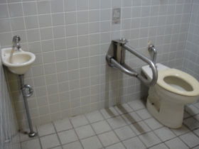 洋式トイレと洗面器を撮影した画像　クリック・Enterで拡大