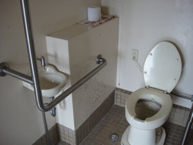 洋式トイレを斜めから撮影した画像　クリック・Enterで拡大