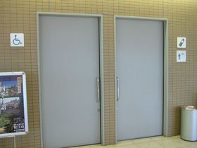 身障者用トイレと授乳室　入口の画像　クリック・Enterで拡大