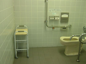 身障者用トイレ内部の画像　クリック・Enterで拡大