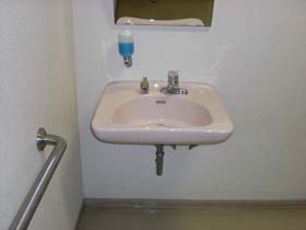 身障者用トイレ内　洗面台の画像　クリック・Enterで拡大