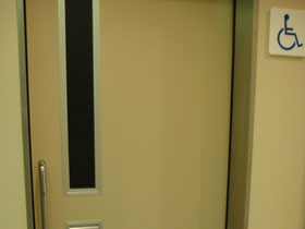 トイレ入口扉を正面から撮影した画像　クリック・Enterで拡大