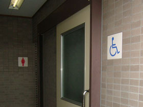 身障者用トイレ　入口の画像　クリック・Enterで拡大