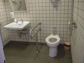 身障者用トイレ　内部の画像　クリック・Enterで拡大