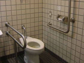 身障者用トイレ内 便器の画像　クリック・Enterで拡大