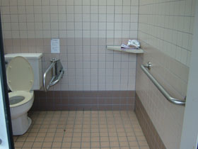 入口から見た身障者用トイレ内部の画像　クリック・Enterで拡大