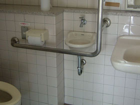 身障者用トイレ内　座ったまま使える手洗いの画像　クリック・Enterで拡大
