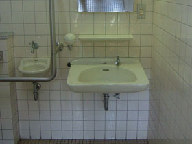 身障者用トイレ内　洗面台の画像　クリック・Enterで拡大