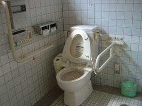 身障者用トイレ内　手すりと便器の画像　クリック・Enterで拡大