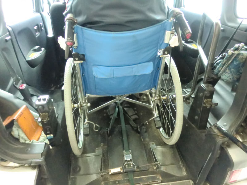 車椅子が固定されている画像　クリック・Enterで拡大