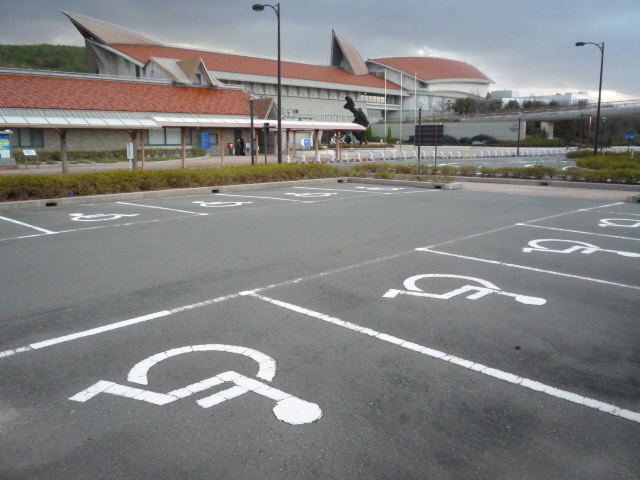 身障者用駐車場とアクアスの外観の画像　クリック・Enterで拡大