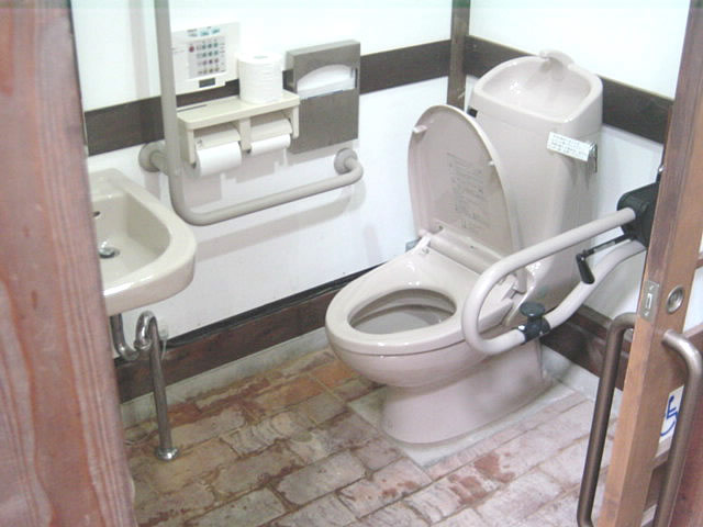 身障者用トイレ内部の画像 クリック・Enterで拡大