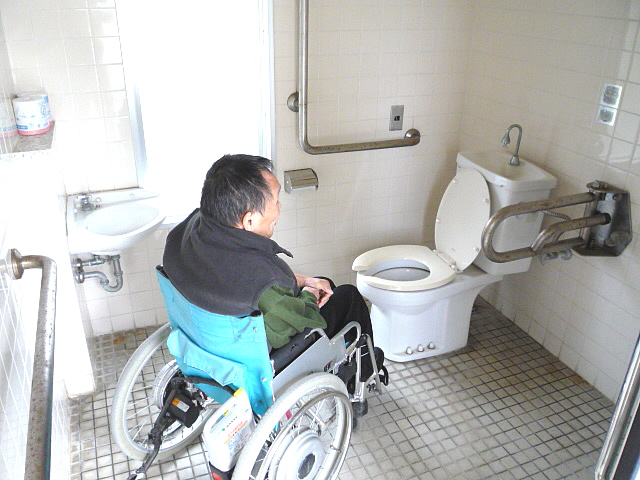 日御碕灯台付近にある身障者トイレの内部の画像　クリック・Enterで拡大