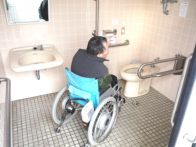 日御碕灯台大駐車場にある身障者トイレ内部の画像　クリック・Enterで拡大