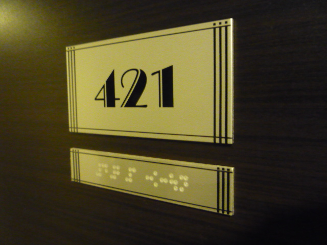 バリアフリールームのドアに貼ってある部屋番号と点字の画像　クリック・Enterで拡大
