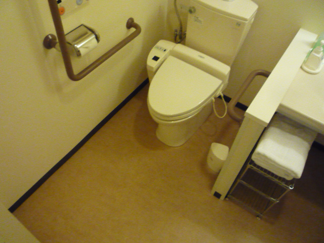 バリアフリールーム内 トイレの画像　クリック・Enterで拡大