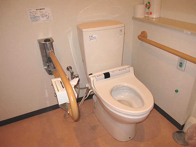 バリアフリールームの多目的トイレの画像　クリック・Enterで拡大