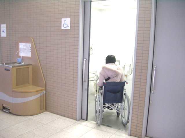 身障者用トイレの入口の画像　クリック・Enterで拡大