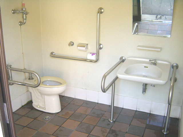 大社駐車場横にあるトイレ内部の画像　クリック・Enterで拡大