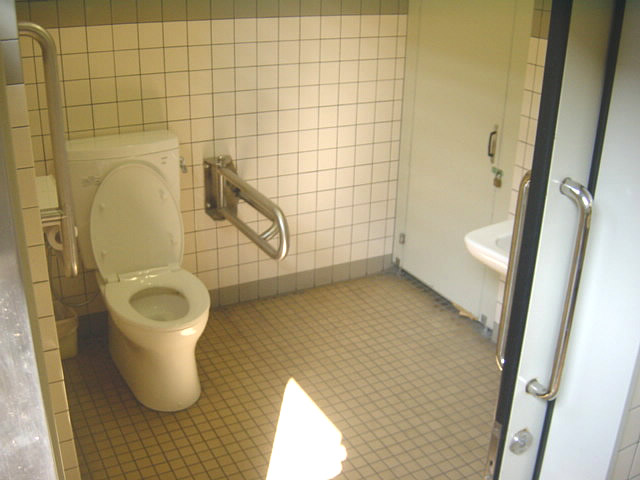 大社バスターミナル横にある多目的トイレ内部の画像　クリック・Enterで拡大