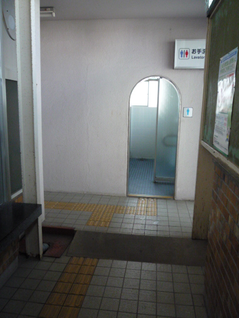 駅車内にあるトイレ　入口の画像　クリック・Enterで拡大