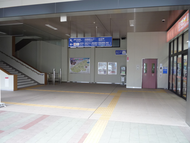 駅舎一階　入口の画像　クリック・Enterで拡大