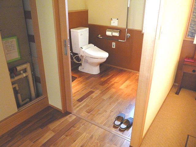 バリアフリー対応ルームの身障者トイレの画像　クリック・Enterで拡大