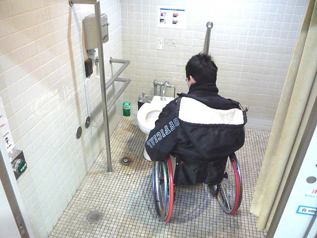 駅構内の身障者トイレの画像　クリック・Enterで拡大
