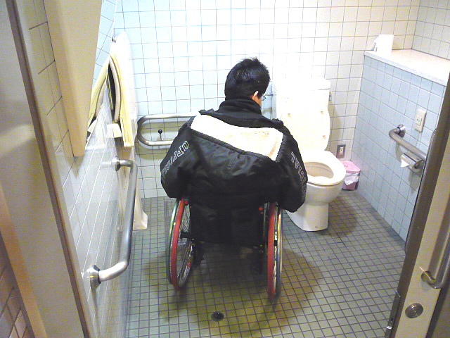 地下駐車場の身障者トイレの画像　クリック・Enterで拡大