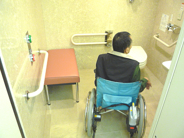 身障者トイレ内部の画像　クリック・Enterで拡大