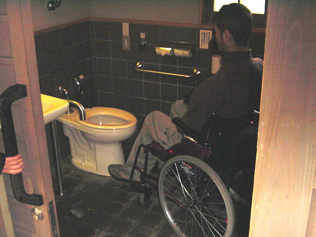観光案内所横の身障者トイレ内部の画像　クリック・Enterで拡大