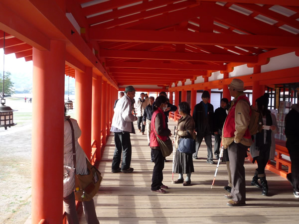 嚴島神社の通路を歩いている写真