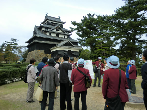 松江城の手前でガイドを受けている様子の写真