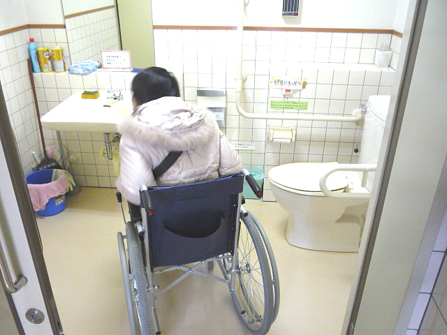 休憩施設の身障者トイレ内部の画像　クリック・Enterで拡大