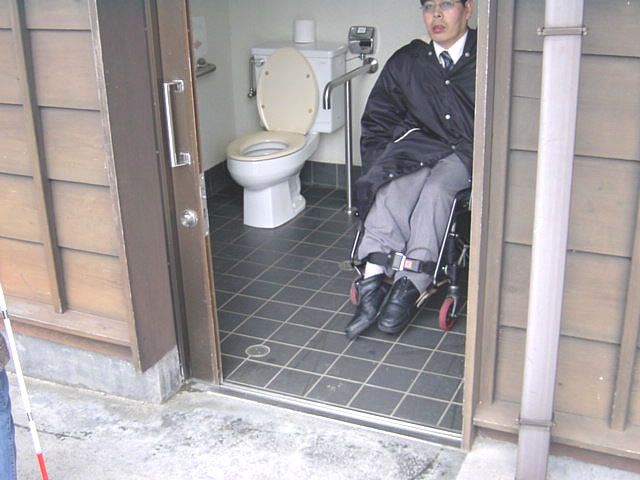 身障者トイレの入口の画像　クリック・Enterで拡大